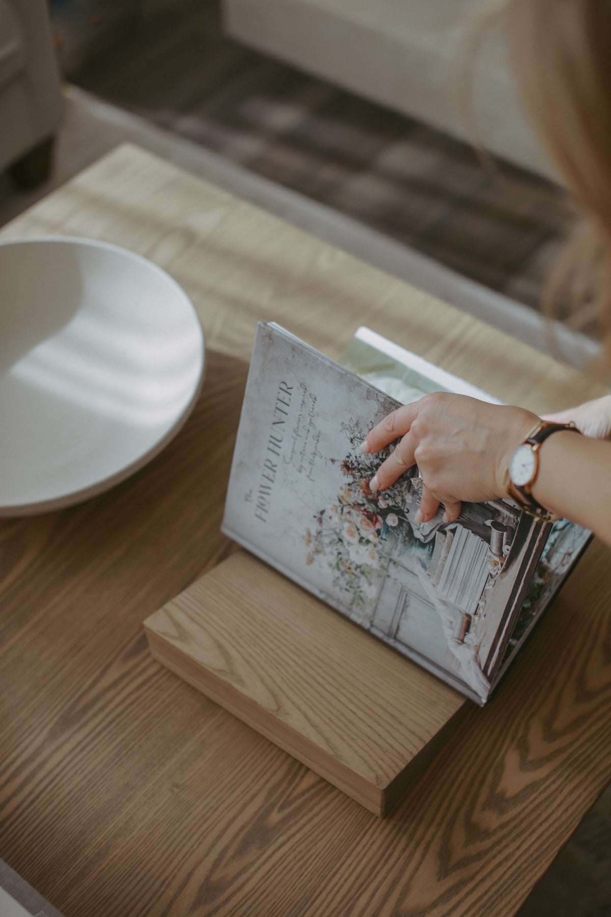 Primrose Book Stand