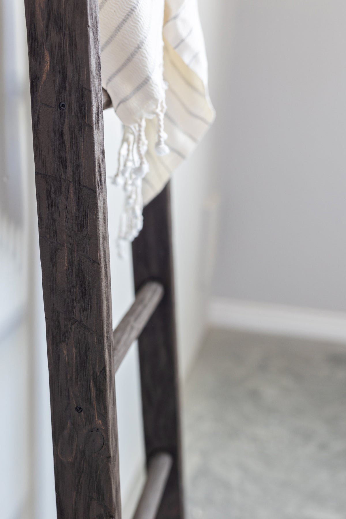 Farmhouse Blanket Ladder with Blanket the middle